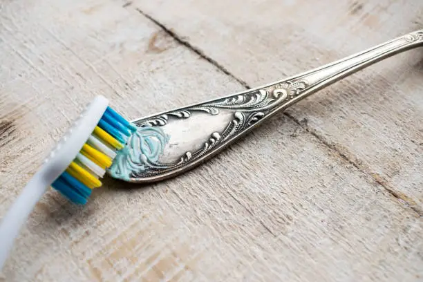 How to clean silver with baking soda and vinegar