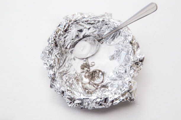 limpiar las joyas de plata en casa con sal y papel de aluminio 